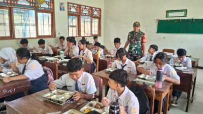 Peran Aktif Babinsa Danukudan Dalam Bantu Pendistibusian MBG di Sekolah