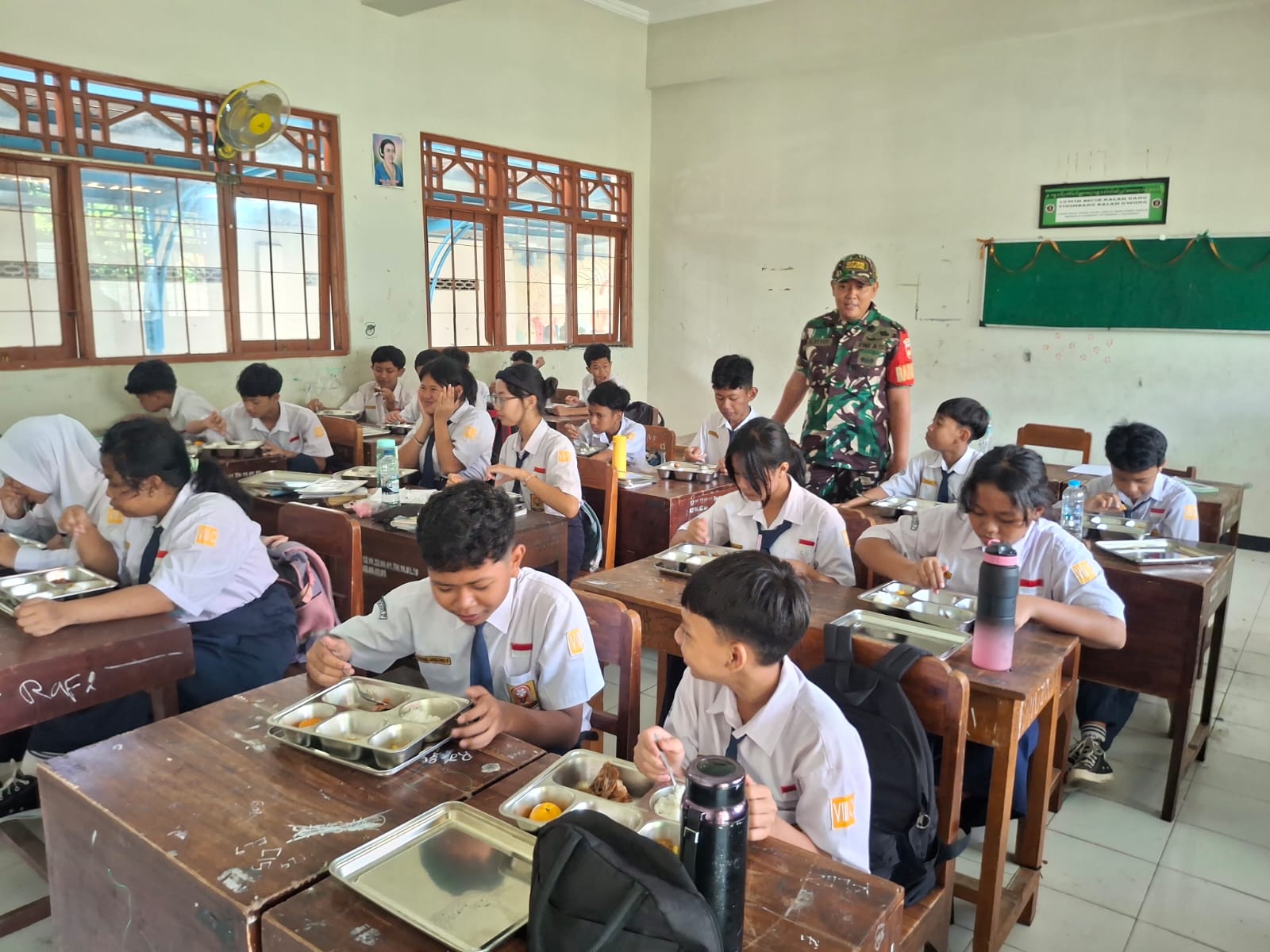 Peran Aktif Babinsa Danukudan Dalam Bantu Pendistibusian MBG di Sekolah