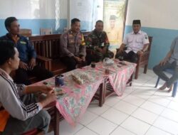 Jaga Sinergitas, Babinsa dan Bhabinkamtibmas Komsos dengan Perangkat Desa di Argosari