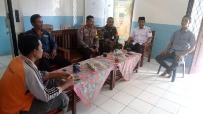 Jaga Sinergitas, Babinsa dan Bhabinkamtibmas Komsos dengan Perangkat Desa di Argosari Jaga Sinergitas, Babinsa dan Bhabinkamtibmas Komsos dengan Perangkat Desa di Argosari