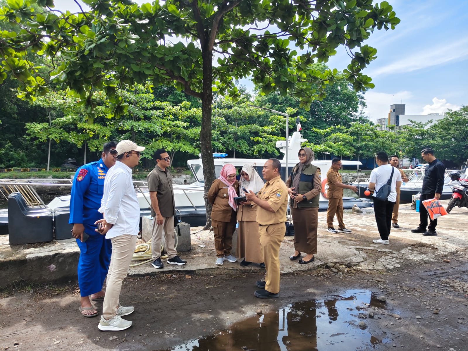 Babinsa Panjunan Dampingi Wakil Walikota Cirebon Tinjau Budidaya Kerang Hijau