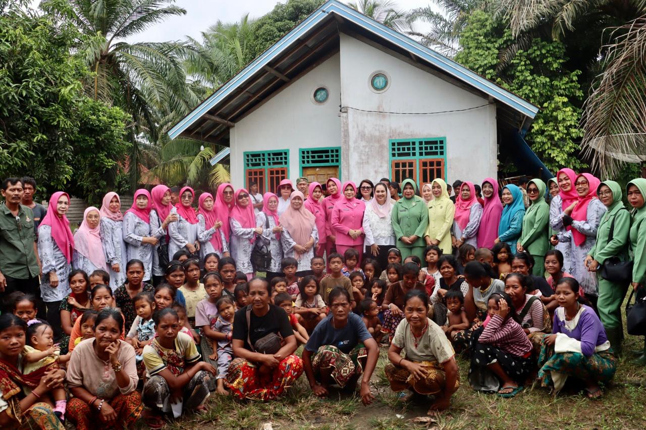 Bhayangkari Sarolangun, Wakil Ketua TP. PKK, Ibu Persit dan Ibu Adhyaksa, gandeng (BKOW) Provinsi Jambi Berpartisipasi dalam Kegiatan Anjangsana ke SAD.