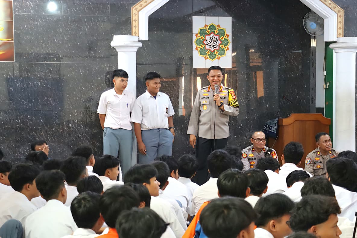Kapolres Metro Depok Kombes Pol Abdul Waras,S.I.K bersama Kapolsek Beji dan Jajaran Laksanakan Giat Police Goes To School