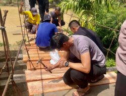 Kondisinya Memprihatinkan, Polres Sarolangun bersama Brimobda Bantu Perbaiki Jembatan Gantung di Desa di Teluk Kecimbung Kecamatan Batin VIII.