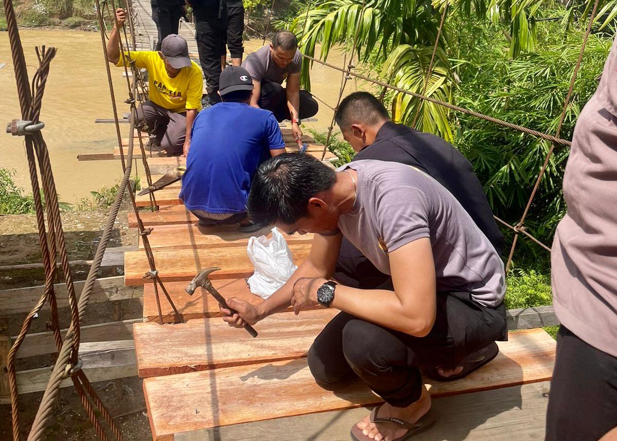 Kondisinya Memprihatinkan, Polres Sarolangun bersama Brimobda Bantu Perbaiki Jembatan Gantung di Desa di Teluk Kecimbung Kecamatan Batin VIII.