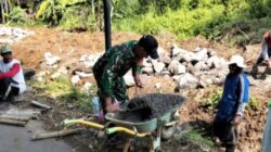 Cegah Longsor, Babinsa Nogosari Gotong Royong Bangun Talud Bersama Warga Cegah Longsor, Babinsa Nogosari Gotong Royong Bangun Talud Bersama Warga