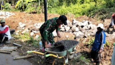 Cegah Longsor, Babinsa Nogosari Gotong Royong Bangun Talud Bersama Warga Cegah Longsor, Babinsa Nogosari Gotong Royong Bangun Talud Bersama Warga