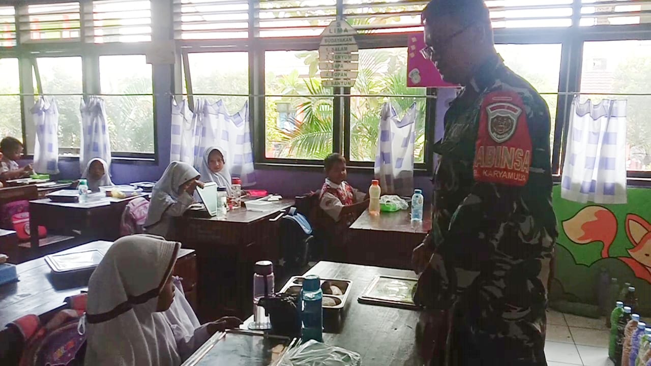 Babinsa Karyamulya Monitoring Pendistribusian Program Makan Bergizi Gratis di SDN Pelandakan 1
