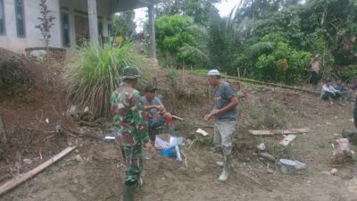 Babinsa Koramil 420-08/Tabir,laksanakan gotong royong Bersama perangkat desa dan warga masyarakat di Desa Sungai Limau Babinsa Koramil 420-08/Tabir,laksanakan gotong royong Bersama perangkat desa dan warga masyarakat di Desa Sungai Limau