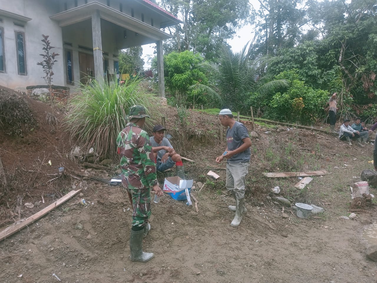 Babinsa Koramil 420-08/Tabir,laksanakan gotong royong Bersama perangkat desa dan warga masyarakat di Desa Sungai Limau