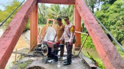Peduli Masa Depan Anak dan Masyarakat, Polsek Batang Asai Perbaiki Jembatan Gantung Penghubung Desa Pekan Gedang-Desa Raden Anom. Peduli Masa Depan Anak dan Masyarakat, Polsek Batang Asai Perbaiki Jembatan Gantung Penghubung Desa Pekan Gedang-Desa Raden Anom.