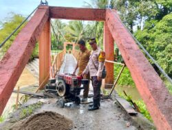 Peduli Masa Depan Anak dan Masyarakat, Polsek Batang Asai Perbaiki Jembatan Gantung Penghubung Desa Pekan Gedang-Desa Raden Anom.