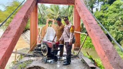 Peduli Masa Depan Anak dan Masyarakat, Polsek Batang Asai Perbaiki Jembatan Gantung Penghubung Desa Pekan Gedang-Desa Raden Anom. Peduli Masa Depan Anak dan Masyarakat, Polsek Batang Asai Perbaiki Jembatan Gantung Penghubung Desa Pekan Gedang-Desa Raden Anom.