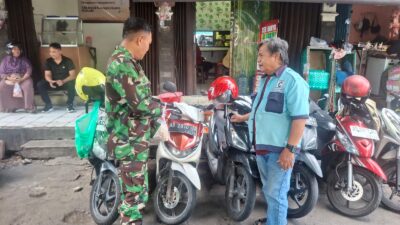 Wujud Kedekatan Babinsa Komsos Dengan Tukang Parkir Wujud Kedekatan Babinsa Komsos Dengan Tukang Parkir