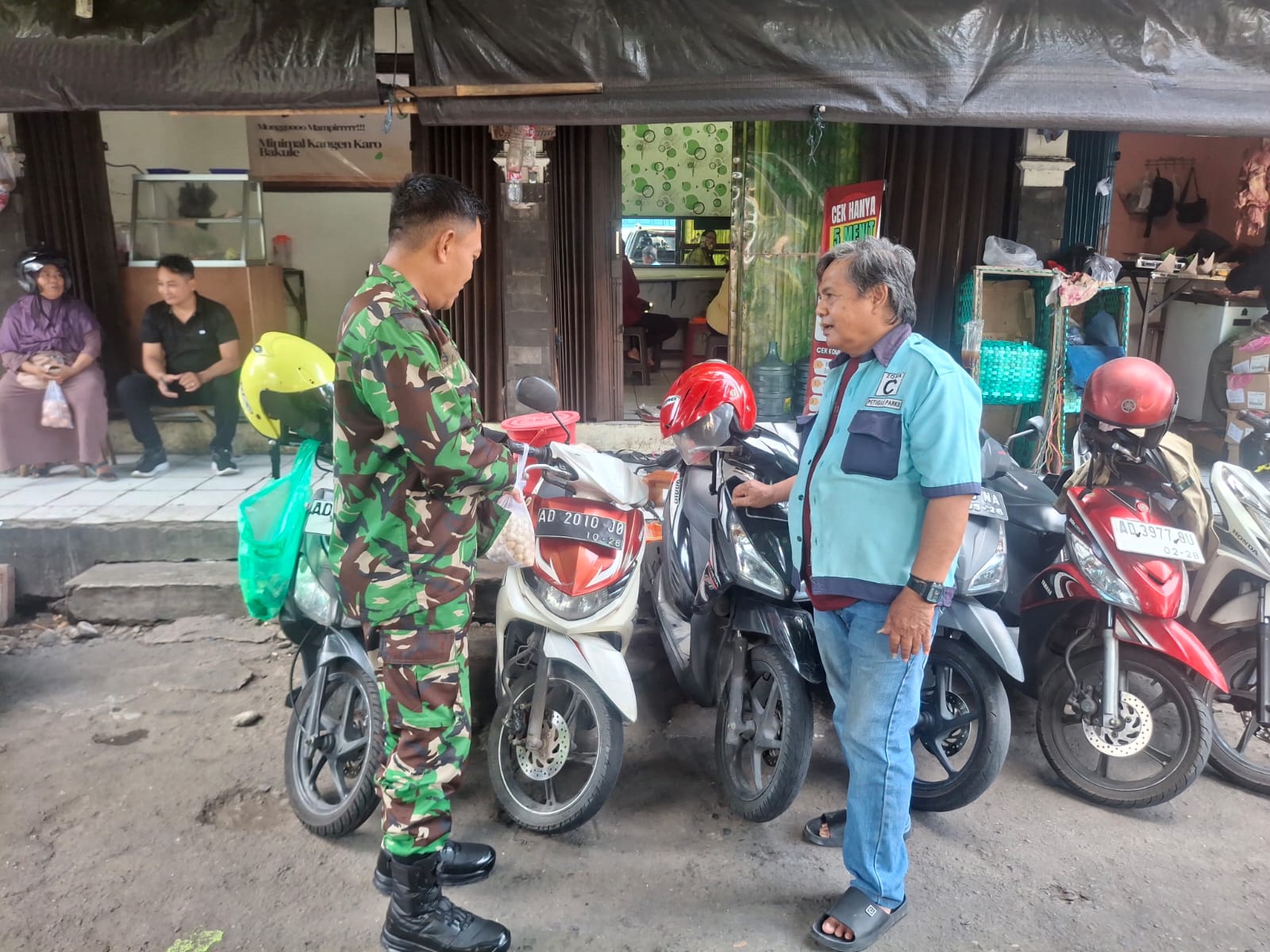 Wujud Kedekatan Babinsa Komsos Dengan Tukang Parkir