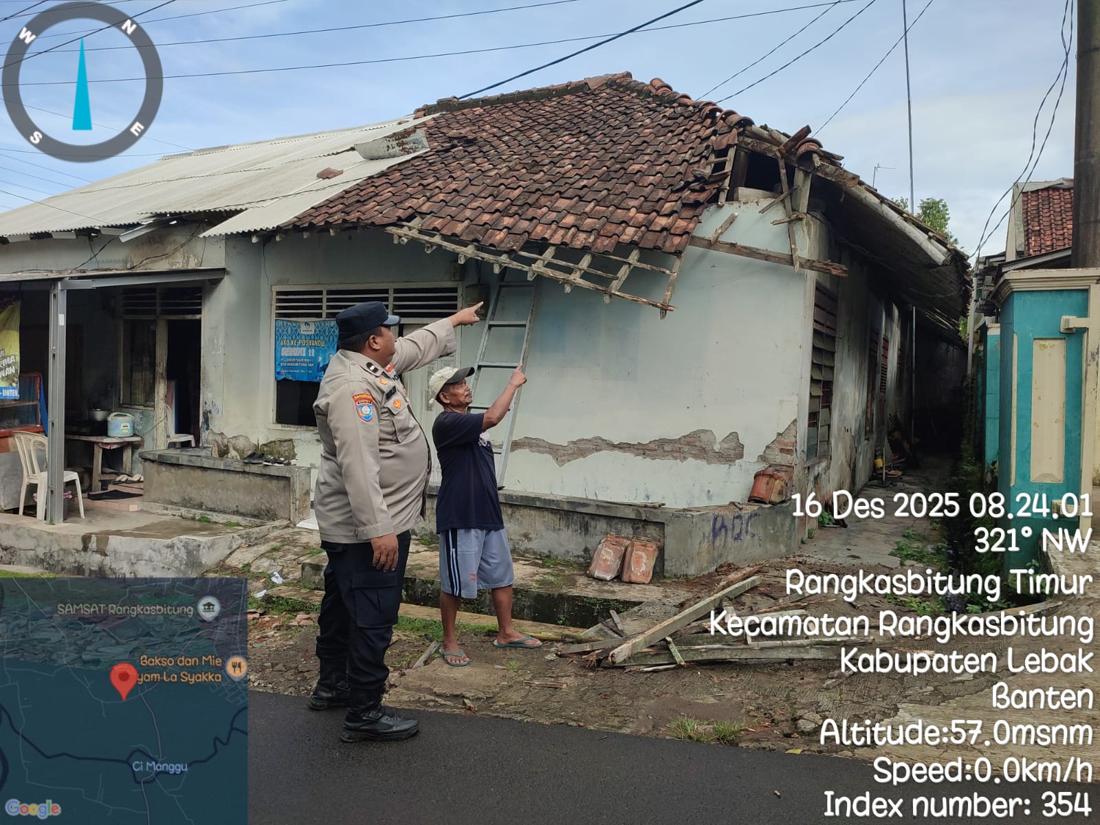 Adanya Aduan Masyarakat,Polsek Rangkasbitung Polres Lebak Cek Atap Rumah Milik Warga Roboh