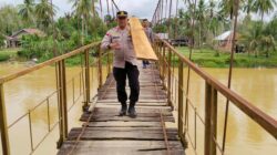 Polsek Limun Gerak Cepat Perbaiki Jembatan, Akses Perekonomian Warga Muara Limun Ditargetkan Segera Pulih.