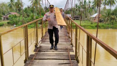 Polsek Limun Gerak Cepat Perbaiki Jembatan, Akses Perekonomian Warga Muara Limun Ditargetkan Segera Pulih.