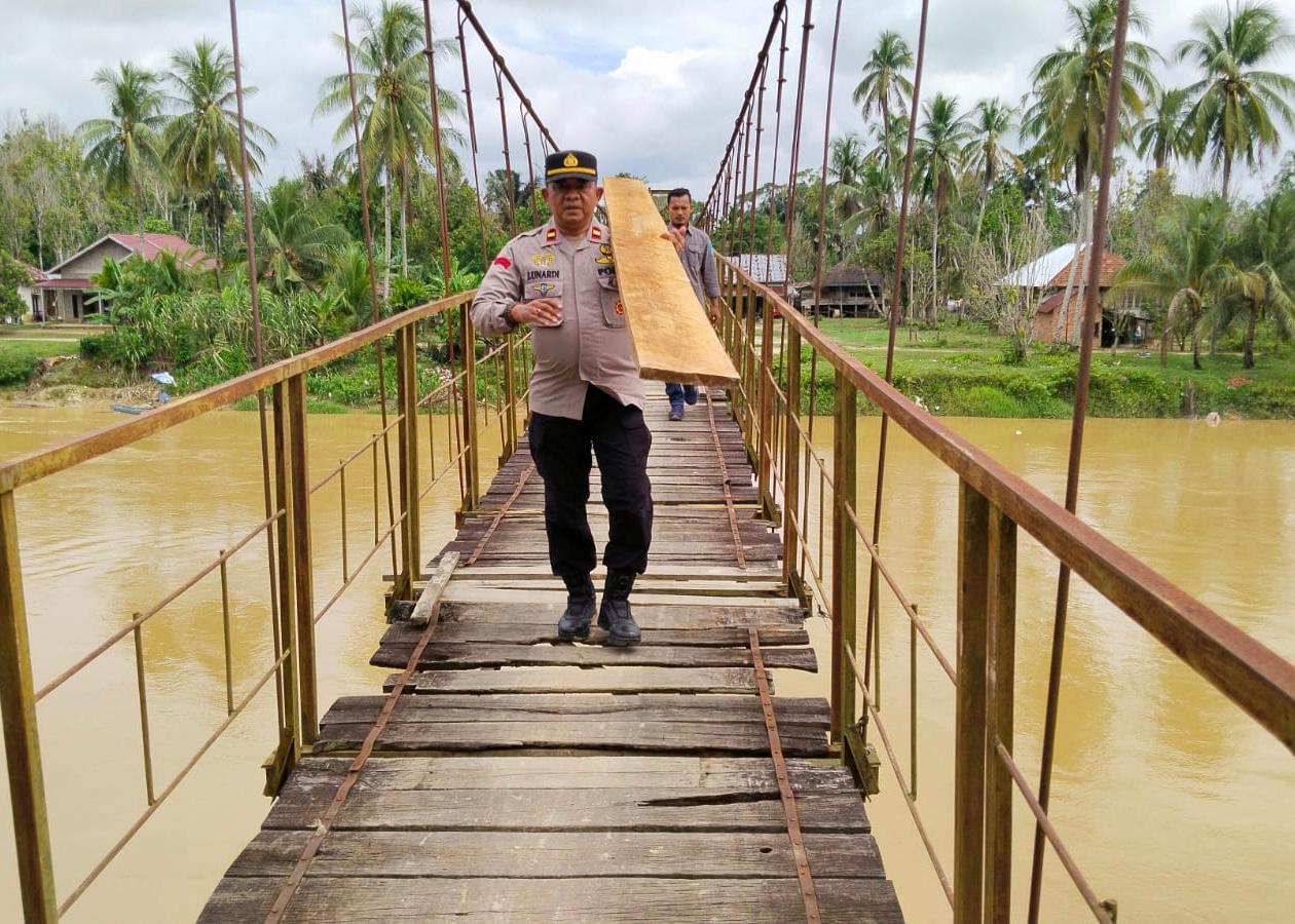 Polsek Limun Gerak Cepat Perbaiki Jembatan, Akses Perekonomian Warga Muara Limun Ditargetkan Segera Pulih.