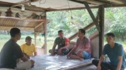 Babinsa Koramil 420-08/Tabir Pererat Silaturahmi Lewat Komsos Bersama Warga Desa Air Liki