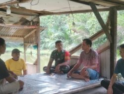 Babinsa Koramil 420-08/Tabir Pererat Silaturahmi Lewat Komsos Bersama Warga Desa Air Liki