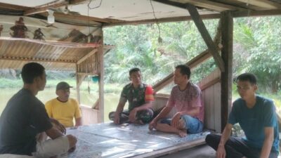 Babinsa Koramil 420-08/Tabir Pererat Silaturahmi Lewat Komsos Bersama Warga Desa Air Liki