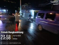 Urai Kemacetan,Kanit Binmas Polsek Rangkasbitung Polres Lebak Gatur Lalin di Perlintasan Kereta Api