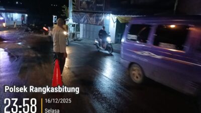 Urai Kemacetan,Kanit Binmas Polsek Rangkasbitung Polres Lebak Gatur Lalin di Perlintasan Kereta Api Urai Kemacetan,Kanit Binmas Polsek Rangkasbitung Polres Lebak Gatur Lalin di Perlintasan Kereta Api