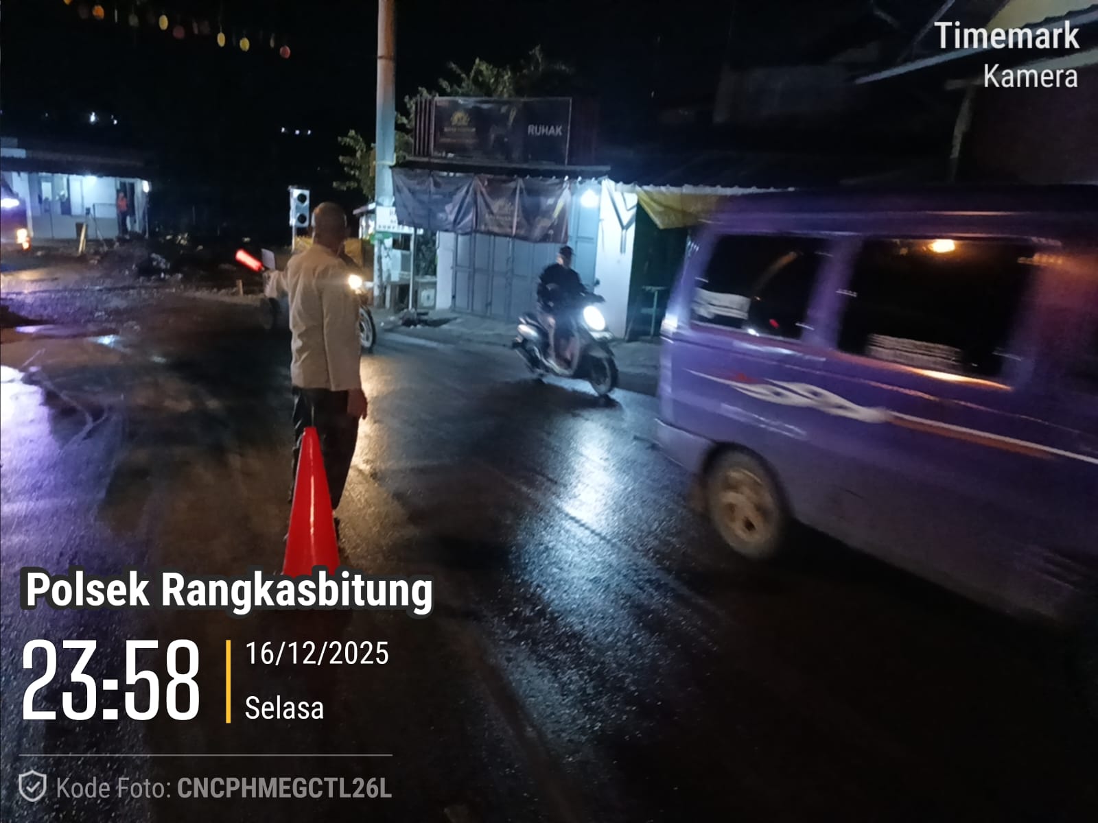 Urai Kemacetan,Kanit Binmas Polsek Rangkasbitung Polres Lebak Gatur Lalin di Perlintasan Kereta Api