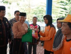 HUT Merangin ke-76, Pemkab dan BAZNAS Salurkan Ratusan Paket Sembako untuk “Petugas Oranye”