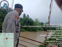 Polsek Rangkasbitung Polres Lebak Pantau Debit Air Sungai Ciberang dan Sungai Ciujung