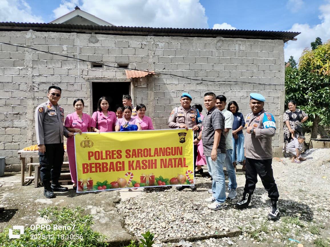Sambut Natal 2025, Personil Polres Sarolangun Yang Beragama Nasrani, Salurkan Bansos kepada Jemaat Yang Kurang Mampu.
