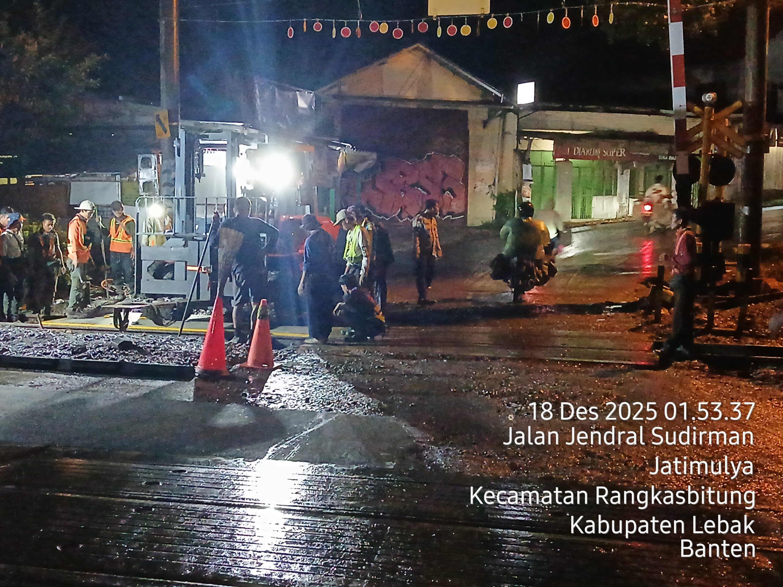 Polsek Rangkasbitung Polres Lebak Gatur Lalin Di Perlintasan Kereta Api di Jalan Jendral Sudirman