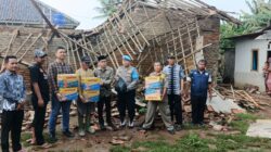 Personil Polsek Carenang Polres Serang Gerak Cepat Berikan Bantuan kepada Jasmadi (75 ) Pemilik Rumah Yang Ambruk Personil Polsek Carenang Polres Serang Gerak Cepat Berikan Bantuan kepada Jasmadi (75 ) Pemilik Rumah Yang Ambruk