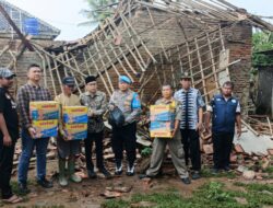 Personil Polsek Carenang Polres Serang Gerak Cepat Berikan Bantuan kepada Jasmadi (75 ) Pemilik Rumah Yang Ambruk 