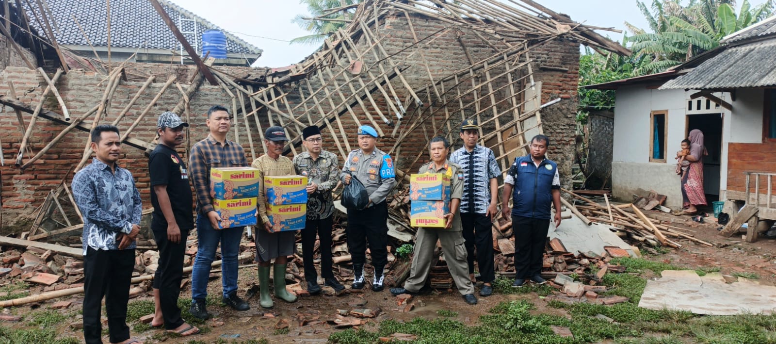 Personil Polsek Carenang Polres Serang Gerak Cepat Berikan Bantuan kepada Jasmadi (75 ) Pemilik Rumah Yang Ambruk 