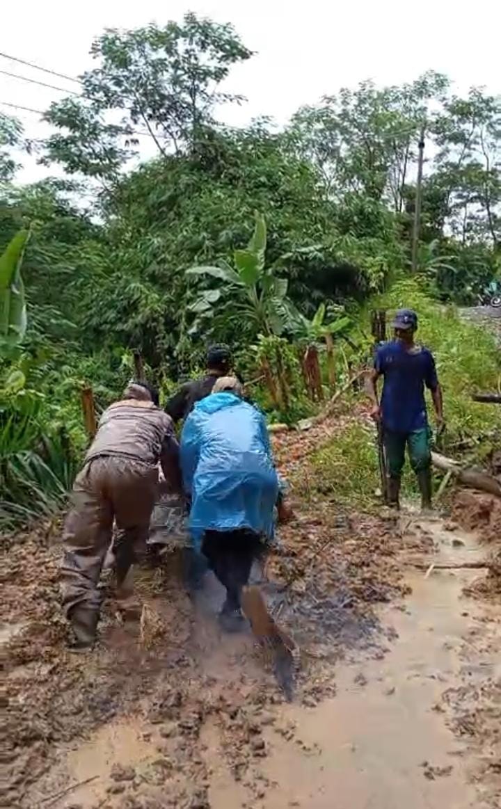 Respon Cepat Polsek Panggarangan Bersama BPBD dan Warga, Jalan Longsor di Desa Hegarmanah Kini Bisa Dilalui