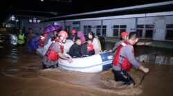 Debit Air Berangsur Menurun, Polda Banten Bantu Korban Banjir di Padarincang Debit Air Berangsur Menurun, Polda Banten Bantu Korban Banjir di Padarincang