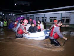Debit Air Berangsur Menurun, Polda Banten Bantu Korban Banjir di Padarincang
