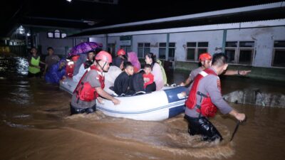 Debit Air Berangsur Menurun, Polda Banten Bantu Korban Banjir di Padarincang Debit Air Berangsur Menurun, Polda Banten Bantu Korban Banjir di Padarincang