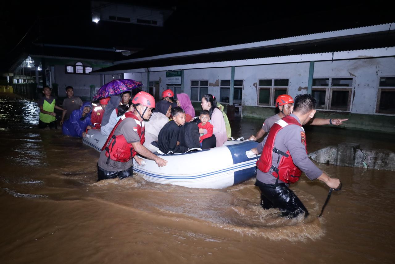 Debit Air Berangsur Menurun, Polda Banten Bantu Korban Banjir di Padarincang