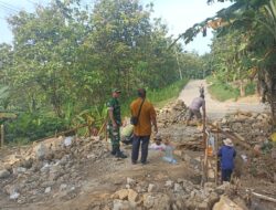 Babinsa Juwangi Bersama Warga Gotong Royong Perbaiki Gorong-Gorong Demi Kelancaran Irigasi