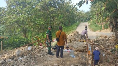 Babinsa Juwangi Bersama Warga Gotong Royong Perbaiki Gorong-Gorong Demi Kelancaran Irigasi Babinsa Juwangi Bersama Warga Gotong Royong Perbaiki Gorong-Gorong Demi Kelancaran Irigasi