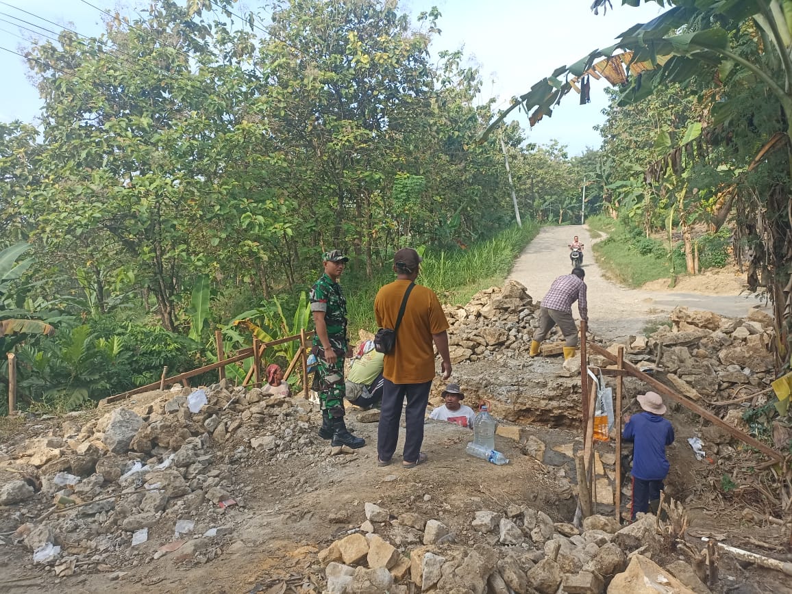 Babinsa Juwangi Bersama Warga Gotong Royong Perbaiki Gorong-Gorong Demi Kelancaran Irigasi