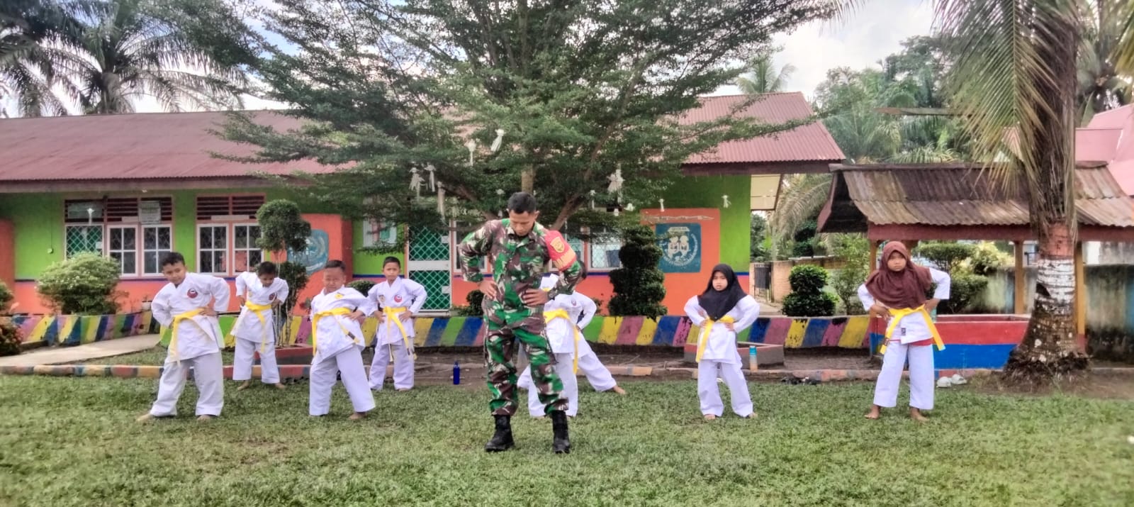 Babinsa Koramil 420-08/Tabir Tanamkan Disiplin dan Prestasi Melalui Karate di SDN 52 Sido Lego