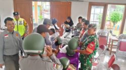 Babinsa serengan Bantu Pendistribusian Kaporlap Helm Dari Lurah Untuk Linmas