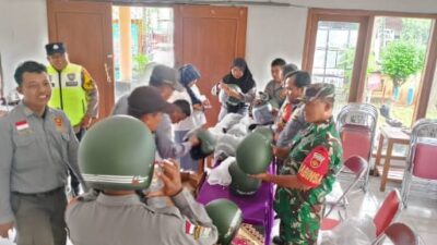 Babinsa serengan Bantu Pendistribusian Kaporlap Helm Dari Lurah Untuk Linmas