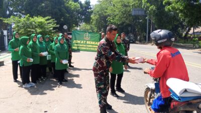 Koramil 1404/Kejaksan Gelar Kegiatan Jum’at Berkah, Bagikan Nasi Box kepada Masyarakat