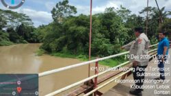 Bhabinkamtibmas Polsek Rangkasbitung Polres Lebak Pantau Debit Air di Jembatan Gantung Ciapus