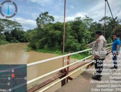 Bhabinkamtibmas Polsek Rangkasbitung Polres Lebak Pantau Debit Air di Jembatan Gantung Ciapus